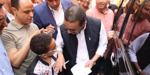 محافظ المنوفية يوقع "أوتوجراف" لطالب ويهديه رسالة تحفيزية