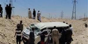 “طريق الموت في قنا”.. ميكروباص ينقلب ويصيب 14 شخصًا