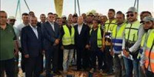 وزير النقل يتابع التشغيل التجريبي لميناء دندرة النهري