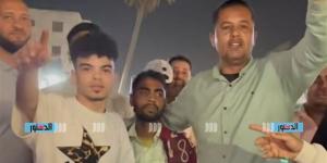 من الشارع إلى حضن أسرته.. حلاق يعيد مشردا لعائلته بعد غياب 10 سنوات