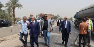 محافظ بني سويف يتابع أعمال رصف وتطوير طريق دمو الحيوي