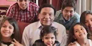 لقطات نادرة في عيد ميلاده.. عادل إمام بين العائلة بصورة خاصة