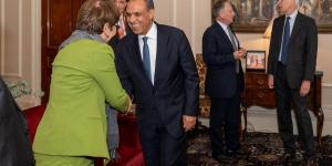وزير الخارجية يعقد لقاء موسعًا مع عدد من المسئولين البريطانيين