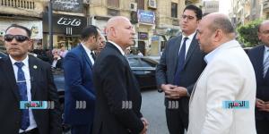 قبلة الإبداع.. محافظ القاهرة يتجول في شارع الفن بوسط البلد في يومه الثالث (بث مباشر)
