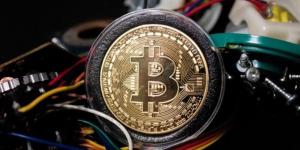 البيتكوين يتماسك فوق 92 ألف دولار والإيثريوم يقود التدفقات ببورصة العملات الرقمية