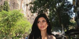 بالأسود والبني.. كارولين عزمي تشارك جمهورها صورًا من عطلتها الصيفية بالخارج (صور)