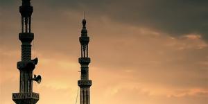 موعد أذان العشاء اليوم الإثنين 25 مايو 2026 في مدن مصر
