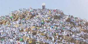 ساعات مرت كالسحاب.. موفد "القاهرة الإخبارية" ينقل أجواء إيمانية مؤثرة من مشعر عرفات