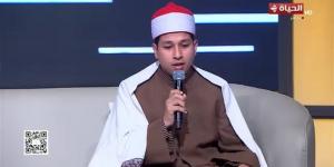 من "دولة التلاوة".. مصطفى كمال يصدح بالمديح النبوي والتكبيرات في مشهد روحاني