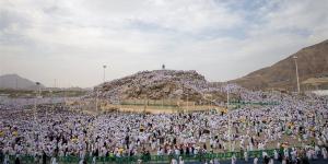 "لبيك اللهم لبيك".. ضيوف الرحمن على عرفات في مشهد إيماني عظيم