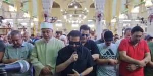 بغياب نجوم الفن.. أحمد حلمي وزوجته منى زكي يودعان والدته التي توفيت جراء وعكة صحية (فيديو)