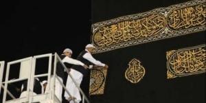 نائب أمير منطقة مكة المكرمة يُسلم كسوة الكعبة لسدنة بيت الله الحرام
