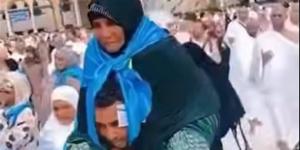 «تعيشي يا أمي».. شاب يحمل والدته على كتفيه خلال أداء مناسك الحج (فيديو)