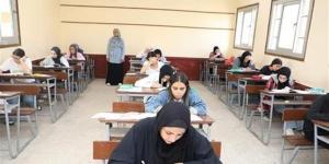كيف يحاصر القانون مسربي الامتحانات عبر جروبات الغش بعقوبات تصل للسجن؟
