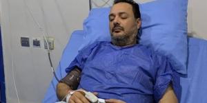 بعدما نُقل بشكل عاجل إلى المستشفى... ممثل شهير يطلّ من قسم العناية المركزة (صورة)