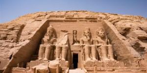 حارس معبد أبوسمبل يلفت الأنظار بمهارته في تصوير السيّاح الأجانب (فيديو)