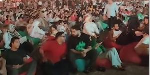 من أمام اكبر شاشة عرض في العالم بالعاصمة الإدارية.. الجماهير تتفاعل مع مباراة افتتاح المونديال (فيديو)