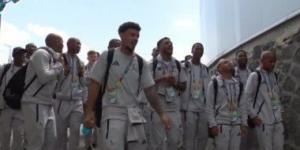 بالرقص والغناء.. نجوم جنوب أفريقيا يصلون ملعب افتتاح كأس العالم (فيديو)