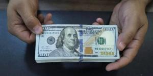 الدولار الأمريكي يحافظ على أدائه المرتفع خلال مستهل تعاملات اليوم