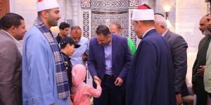 محافظ دمياط يلتقي اهالي رأس البر بعد صلاة الجمعة