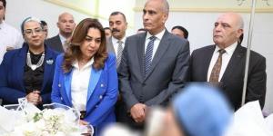 أُصيبت خلال تنفيذ قرار إزالة تعديات.. وزيرة التنمية تطمئن على رئيسة قرية تفتيش أبوسكين