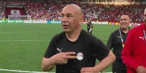طارق أبوالعينين: حسام حسن طلب تشغيل أغنية "يا حبيبتي يا مصر" ويتفاءل بها.. وهذا ما حدث بين شوطي المباراة