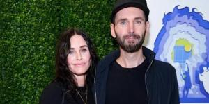 بعد 10 سنوات.. نجمة مسلسل "Friends" تنفصل عن زوجها