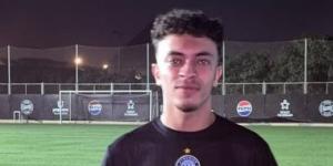 محمد مصطفى ميدو يوقع عقود انضمامه لبيراميدز ويحتفظ بصورة والدته الراحلة