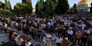 عشرات الآلاف يؤدون صلاة الجمعة في المسجد الأقصى