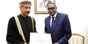 سفير عُمان يقدم نسخة من أوراق اعتماده لدى أنجولا