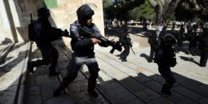 قوات الاحتلال تعتقل ما لا يقل عن 24 فلسطينيا من مدن الضفة الغربية