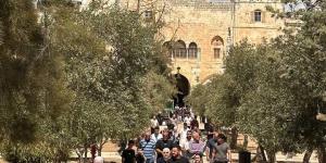 عشرات الآلاف يؤدون صلاة الجمعة في المسجد الأقصى المبارك
