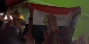 علم مصر يزين مدرجات طرابزون احتفالا بليلة محمد صلاح التاريخية