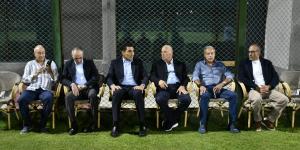 وزير الرياضة يؤازر المنتخب قبل مواجهة أنجولا وينقل تحيات الرئيس للاعبين
