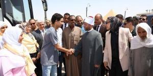 وزير الأوقاف ومحافظ الوادي الجديد يودعان أوائل الثانوية المتجهين لأداء مناسك العمرة