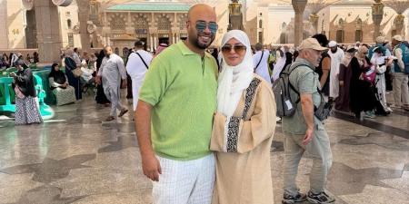 بدلًا من شهر العسل.. حاتم صلاح يؤدي مناسك العمرة مع زوجته بعد ساعات من زفافهما