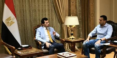 وزير الرياضة يلتقي البطل الأولمبي أحمد الجندي
