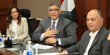محافظ الجيزة يعقد اللقاء الأسبوعي لبحث شكاوى المواطنين
