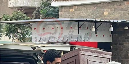 وصول جثمان والد جمال حمزة إلي مسجد الحامدية الشاذلية .. صور