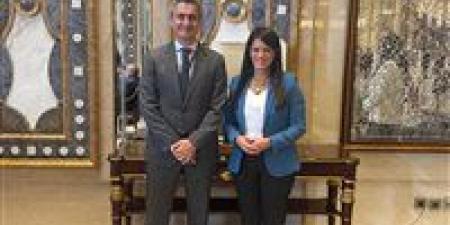 مباحثات مع الرئيس الإقليمي لشركة «فيزا» لمنطقة الشرق الأوسط وأفريقيا لتعزيز التعاون المشترك بمجالات التحول الرقمي