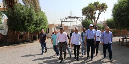 محافظ أسوان يتفقد المدينة الشبابية بطريق السادات.. صور
