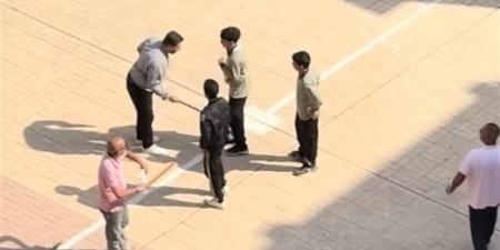 فيديو صادم لمعـلم يضرب الطلاب داخل فصل دراسي.. و«التعليم» تتحرك فورًا