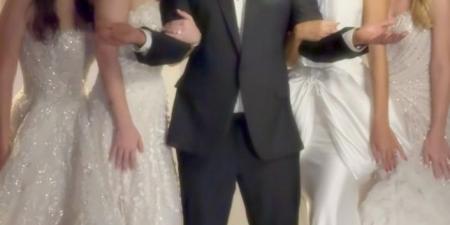 ألف مبروك.. أحمد سعد يثير الجدل من جديد ببدلة زفاف مع 4 عرائس