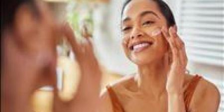 روتين العناية بالبشرة قبل النوم في 10 دقائق يمنحك إشراقة الصباح