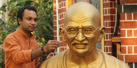 رمز المقاومة السلمية.. لحظات مؤثرة في مسيرة الزعيم الهندي المهاتما غاندي