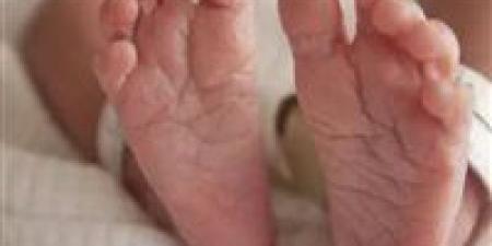 مداعبة بريئة تنتهي بمأساة.. مصرع رضيع سقط من يد شقيقته في أسيوط