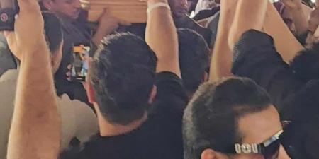 وصول جثمان والد محمد رمضان إلى مسجد مصطفى محمود لأداء صلاة الجنازة.. صور