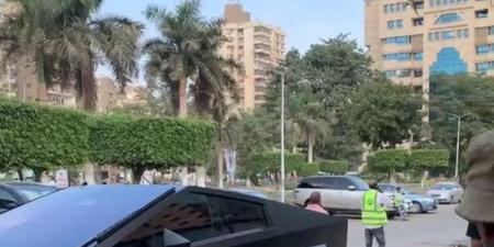 بالتسلا.. وصول محمد رمضان إلى مسجد مصطفى محمود لأداء صلاة الجنازة على والده