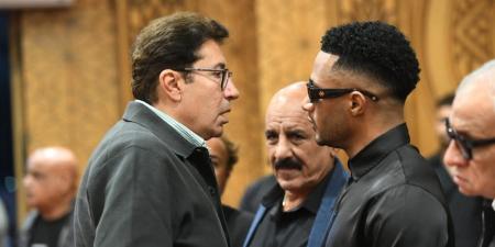 الإنسانية أولا.. هاني رمزي يواسي محمد رمضان لوفاة والده في عزاء السيناريست أحمد عبد الله