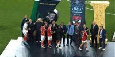 نهائي كأس السوبر المصري: أحمد سيد زيزو يرفض مصافحة هشام نصر نائب رئيس الزمالك أثناء تسلم الميدالية الذهبية